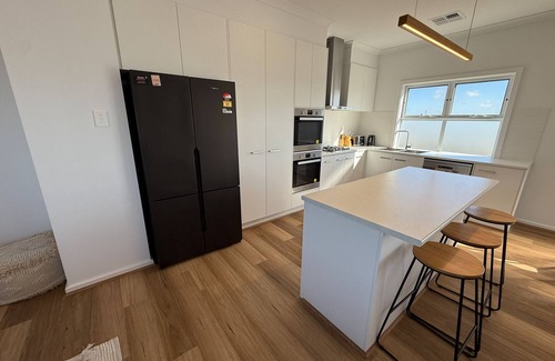 Para Wurlie House | Sea Escape - Sea Views! Short walk to Tavern! Off Peak Special available!