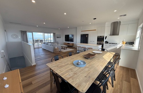 Para Wurlie House | Sea Escape - Sea Views! Short walk to Tavern! Off Peak Special available!