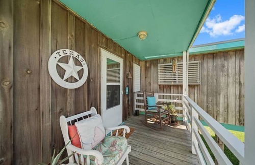Galveston Cottage | Sea Esta - Coastal Cottage! Close to the Water!