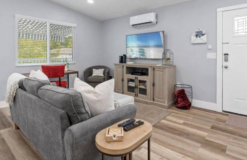 Allendale Terrace House | Sea Glass Cottage - minutes to Downtown St Pete and the beaches