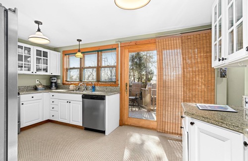 St. Louis County Cottage | Sea Glass Cottage Near Beach Access | Pet Friendly