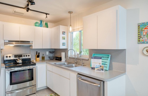 Midtown House | Sea Glass Secrets by AvantStay | 3 Mins to Beach