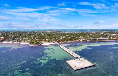 Midtown House | Sea Glass Secrets by AvantStay | 3 Mins to Beach