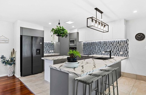 Traviston House | Sea La Vie - Your Haven of Coastal Serenity