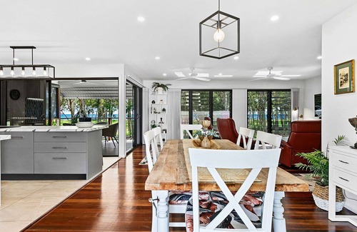 Traviston House | Sea La Vie - Your Haven of Coastal Serenity