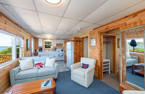 Mid-Coast and Islands Cottage | Sea Ledge S - Enjoy beautiful sunsets from this charming Bailey Isl cottage