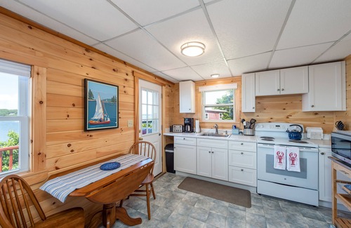 Mid-Coast and Islands Cottage | Sea Ledge S - Enjoy beautiful sunsets from this charming Bailey Isl cottage