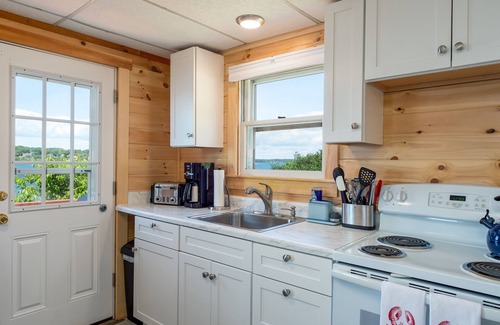 Mid-Coast and Islands Cottage | Sea Ledge S - Enjoy beautiful sunsets from this charming Bailey Isl cottage