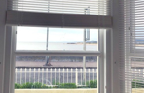 Exmouth Apartment | 'Sea-Lovers' - 2 bedroom flat steps from the Sea!