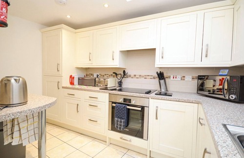 Brixham Cottage | Sea Nook - sleeps 6 guests in 3 bedrooms