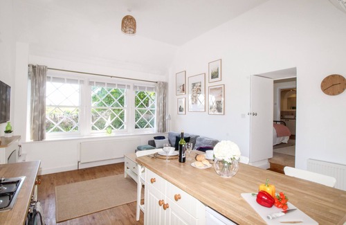 Langton Matravers Cottage | SEA PINK COTTAGE, pet friendly, with a garden in Langton Matravers