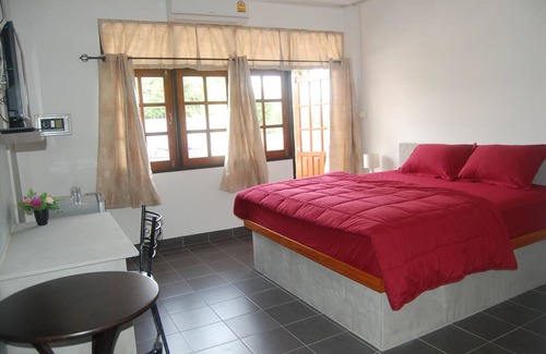 Cha-am House | Sea & Sand Guesthouse and Restaurant