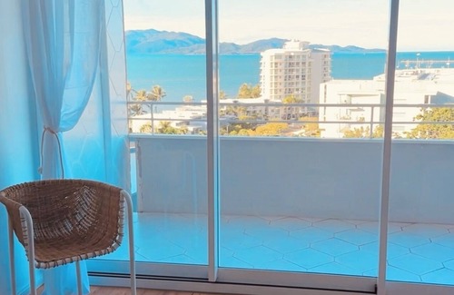 Townsville Apartment | Sea Side apartment escape, overlooking the Strand.