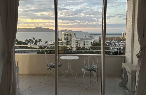 Townsville Apartment | Sea Side apartment escape, overlooking the Strand.