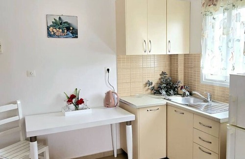 Himare Apartment | Sea Side Serenity 8: 3 guests