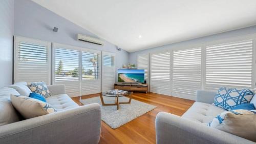 The Entrance North House | Sea Spray- Private Pool, Beach, Table Tennis