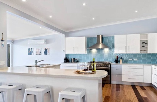 The Entrance North House | Sea Spray Retreat- Pool, Beach, Table Tennis.