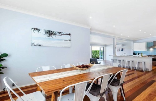 The Entrance North House | Sea Spray Retreat- Pool, Beach, Table Tennis.