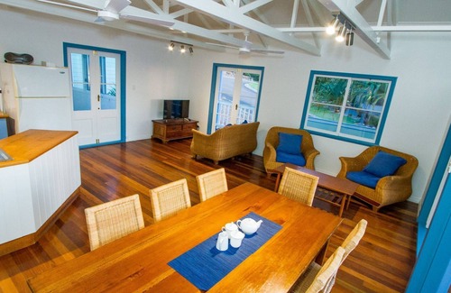 Seventeen Seventy House | SEA TURTLE 1770 holidays - stroll to 1770 waterferont