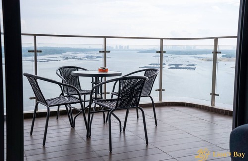 Central District Apartment | Sea View Country Garden Danga Bay by Lions Bay