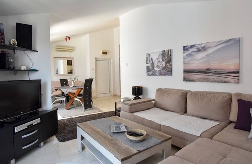 Velji Vinogradi Apartment | Sea View Flat w Balcony 10 min to Budva Beach