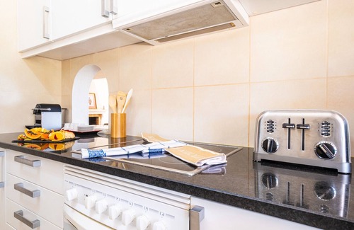 Vale de Parra Villa | Sea view retreat w/games room & BBQ, Galé