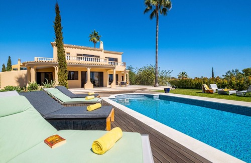 Vale de Parra Villa | Sea view retreat w/games room & BBQ, Galé