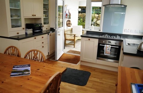 Rockcliffe Cottage | Seabank Cottage - a cottage that sleeps 6 guests in 3 bedrooms