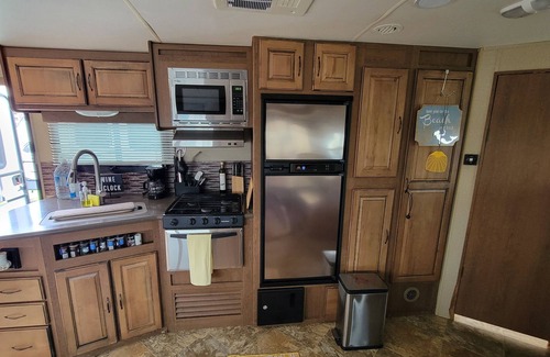 Surfside Beach House | "Seabiscuit" Cozy RV steps away from Surfside beach, Freeport, TX, fishing, swim