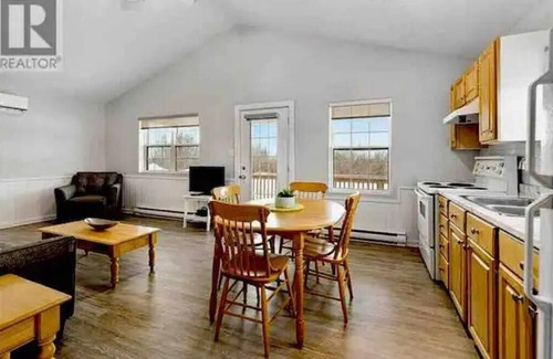 Cap-Pele House | Seabreeze Chalet w/beach access - Aboiteau Beach