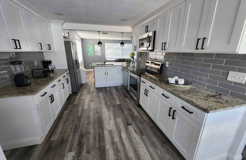 Holiday House | Seabreeze - Charming 2-bedroom house in amazing Holiday with WiFi, AC.