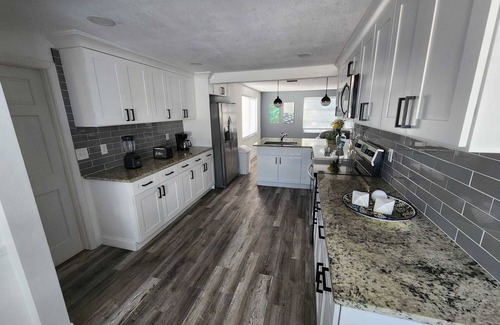 Holiday House | Seabreeze - Charming 2-bedroom house in amazing Holiday with WiFi, AC.