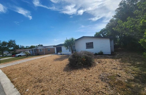 Holiday House | Seabreeze - Charming 2-bedroom house in amazing Holiday with WiFi, AC.