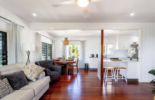 Meikleville Hill House | Seabreeze Cottage nestled in Meikleville Hill!