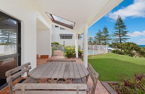 Dicky Beach House | Seabreezes & Ocean Views
