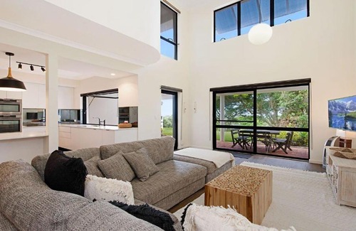 Dicky Beach House | Seabreezes & Ocean Views