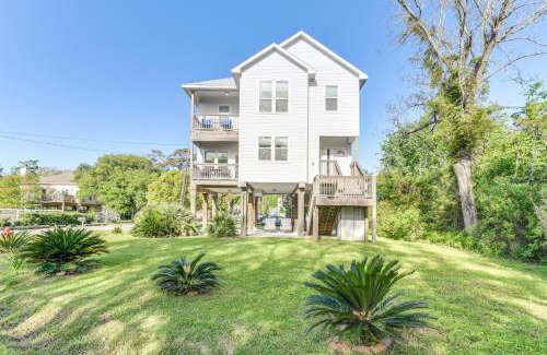 El Lago House | Seabrook Getaway with Balconies and Bay Views!