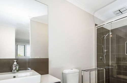 St Leonards House | Seachange Resort Living with Pool and Spa Bath.