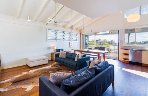 Yamba House | SeaCrest"Beautiful spacious pet friendly unit next to the ocean"