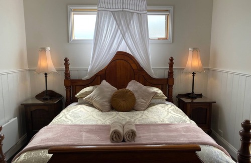 Sugarloaf House | Seacroft Studio - Self Contained Apartment With Stunning Ocean Views