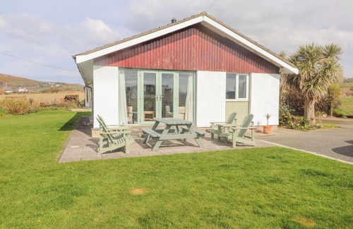 Rhydwyn Cottage | SEAFIELD, pet friendly, country holiday cottage in Cemaes Bay