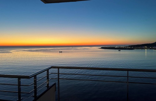 L'Escala Apartment | Seafront apartment, 800 m from town center, 500 m from Riells beach, balcon.