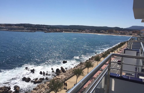 L'Escala Apartment | Seafront apartment, 800 m from town center, 500 m from Riells beach, balcon.