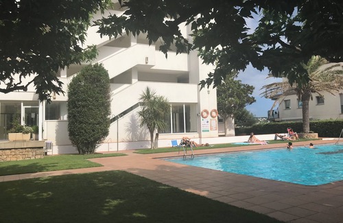 L'Escala Apartment | Seafront apartment, 800 m from town center, 500 m from Riells beach, balcon.