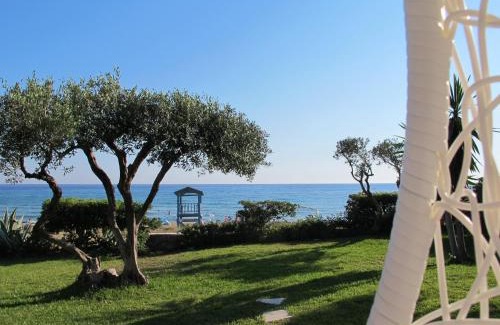 Parelia House | Seafront Calista Beach House With Garden