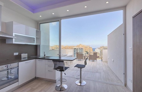 St. Julian's Apartment | Seafront Penthouse Triplex- Roof Terrace & Hot Tub
