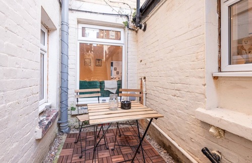 Cliftonville Apartment | Seafront retreat in Margate