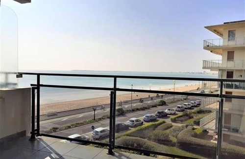 La Baule-Escoublac Apartment | Seafront studio with balcony and parking in La Baule