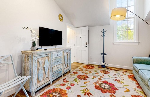 Uptown - Upper Duval Apartment | Seagrass Suite