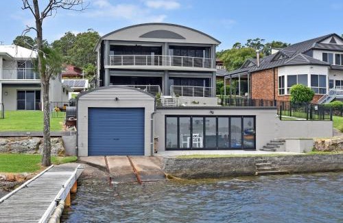 Lake Macquarie City Council House | Sealand Lake House Stunning Absolute Waterfront